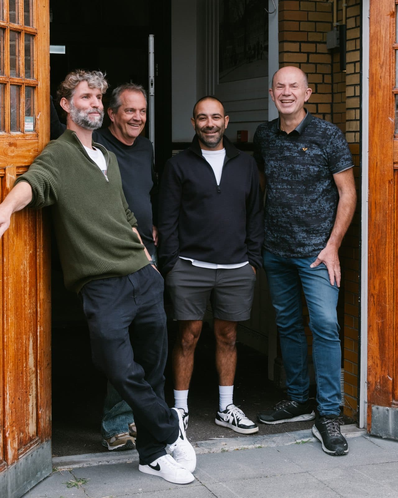Fokke, Edwin, Safak en Alex (van links naar rechts) in de deuropening