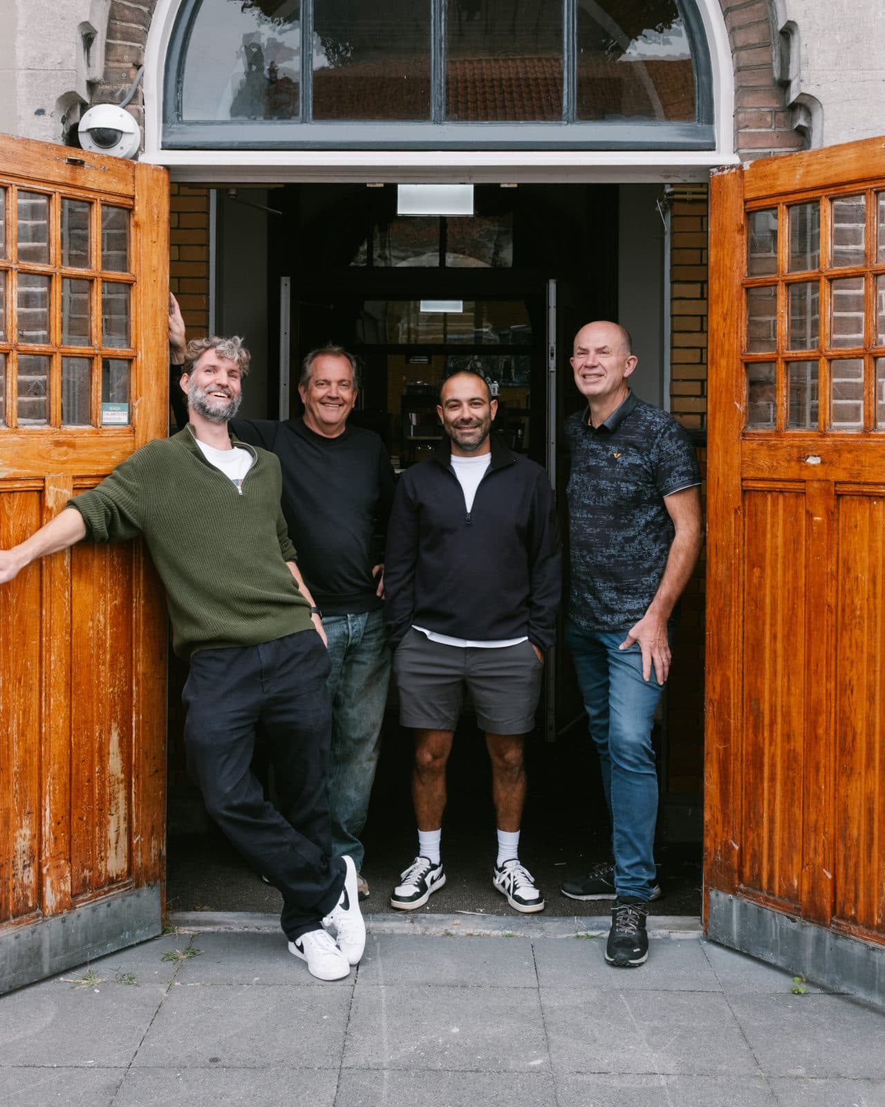 Fokke, Edwin, Safak en Alex (van links naar rechts) in de deuropening
